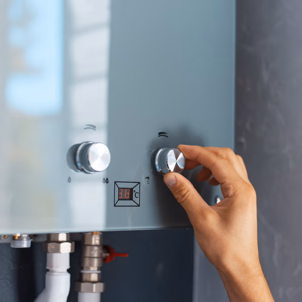 Hand draait aan een knop op een moderne verwarmingsketel met een digitale temperatuurweergave van 38°C.