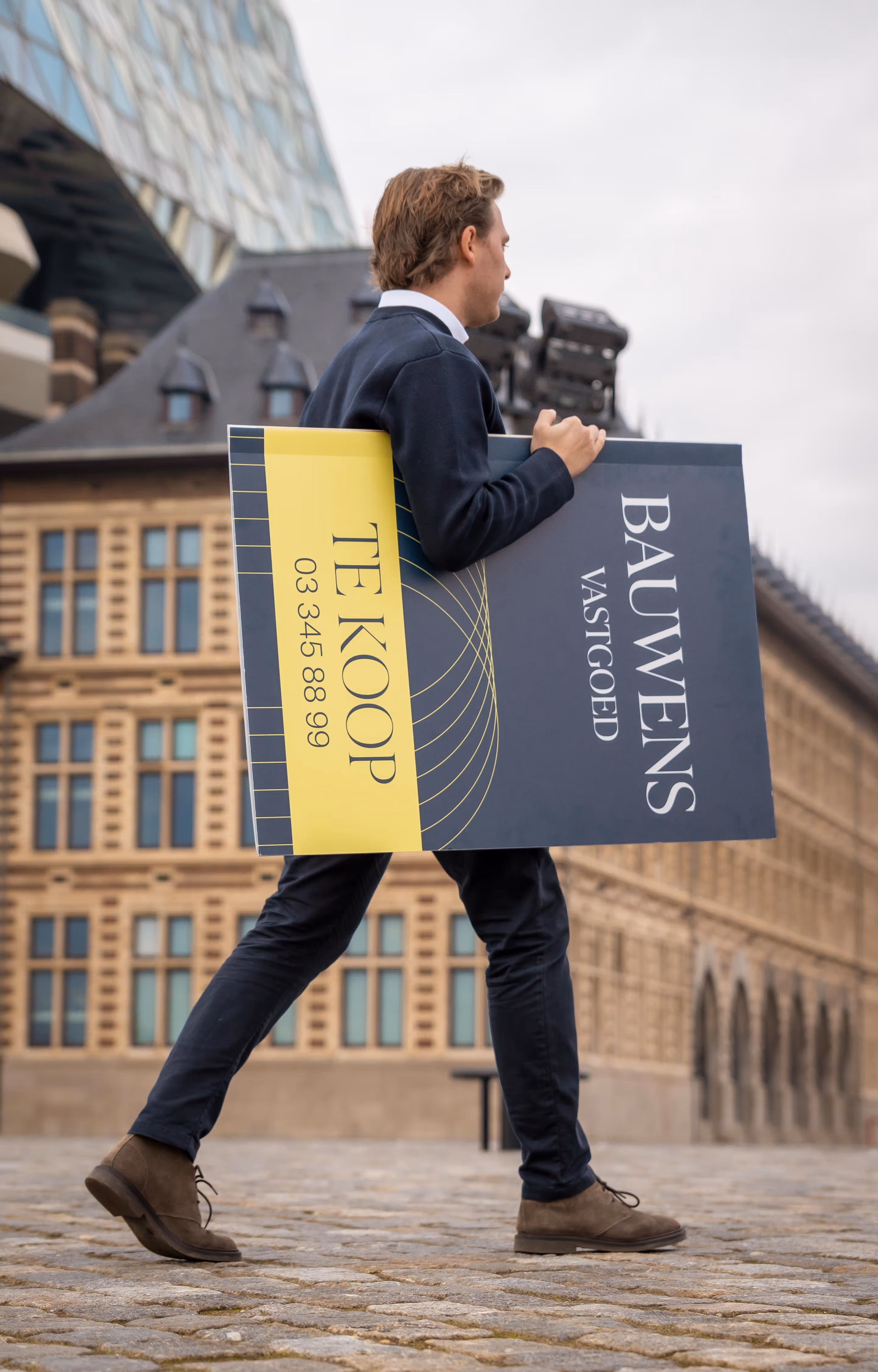 Zyno van Bauwens Vastgoed meet een te koop bord in Antwerpen