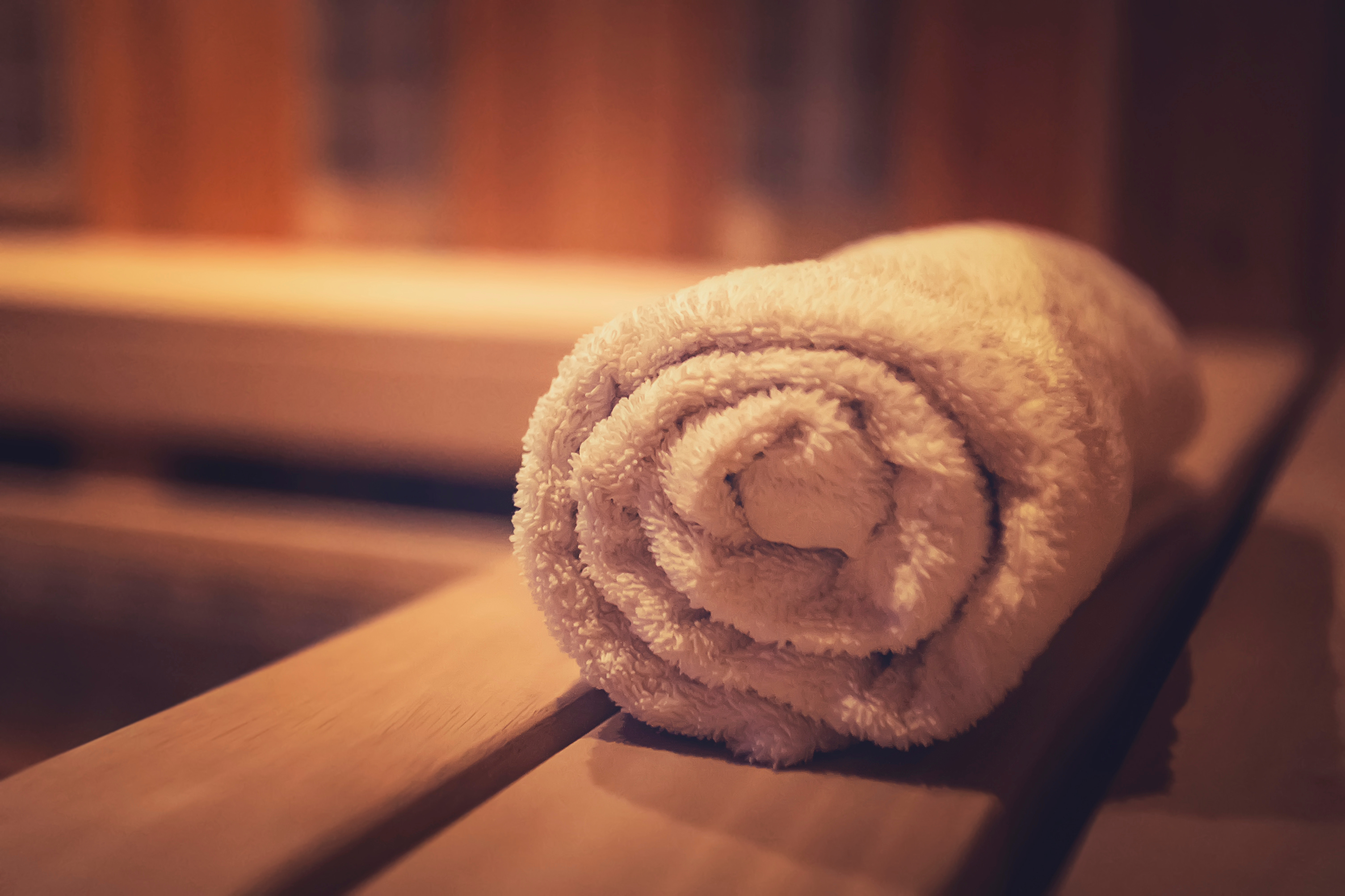 Nach draußen folgt das Innehalten – entspannen Sie in unserer Sauna und lassen Sie den Tag ruhig ausklingen.