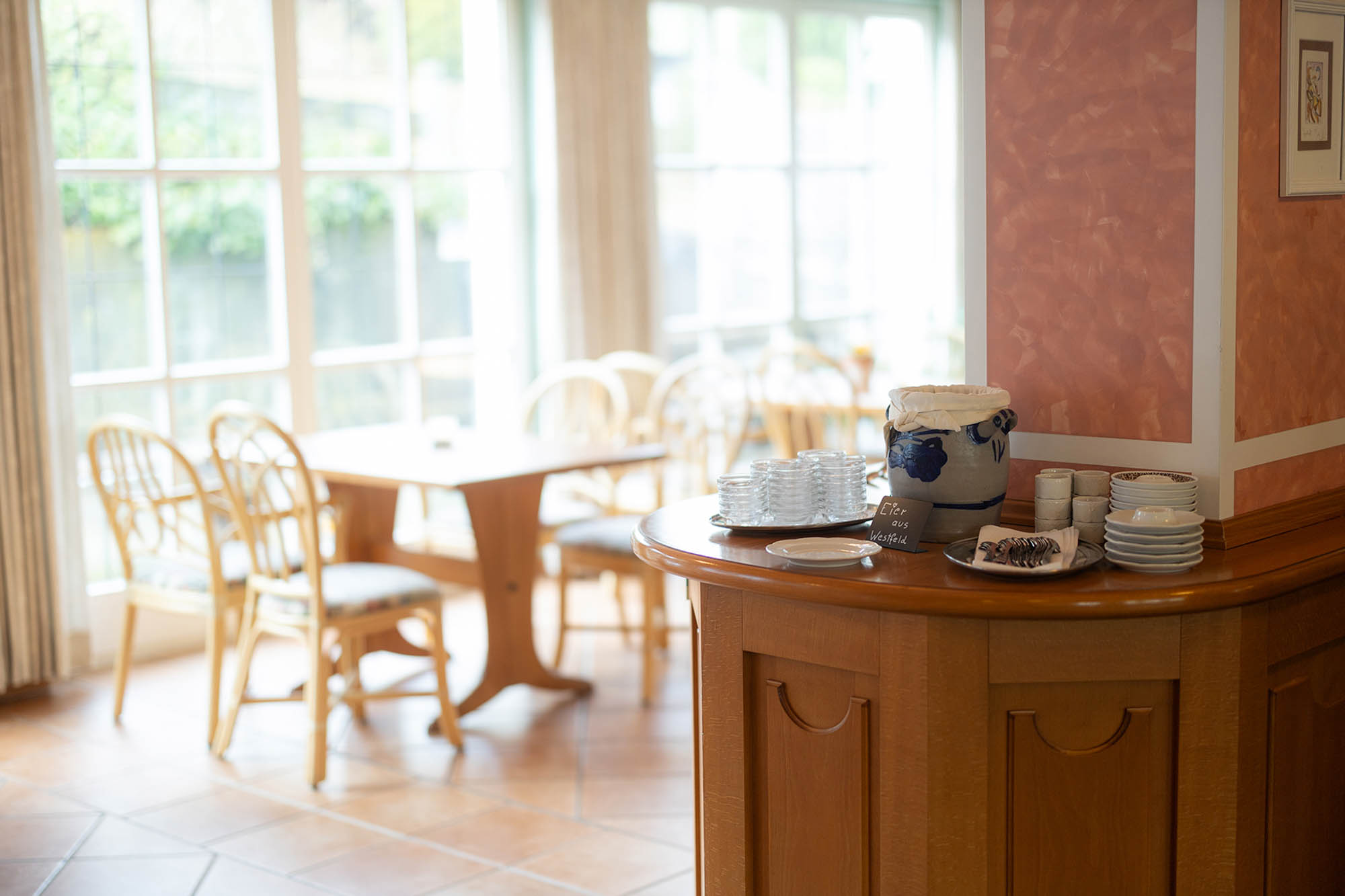 Ein Platz an der Sonne, frischer Kaffee und die Ruhe der Sauerländer Landschaft – genau so fühlt sich ein Sommernachmittag bei uns an.