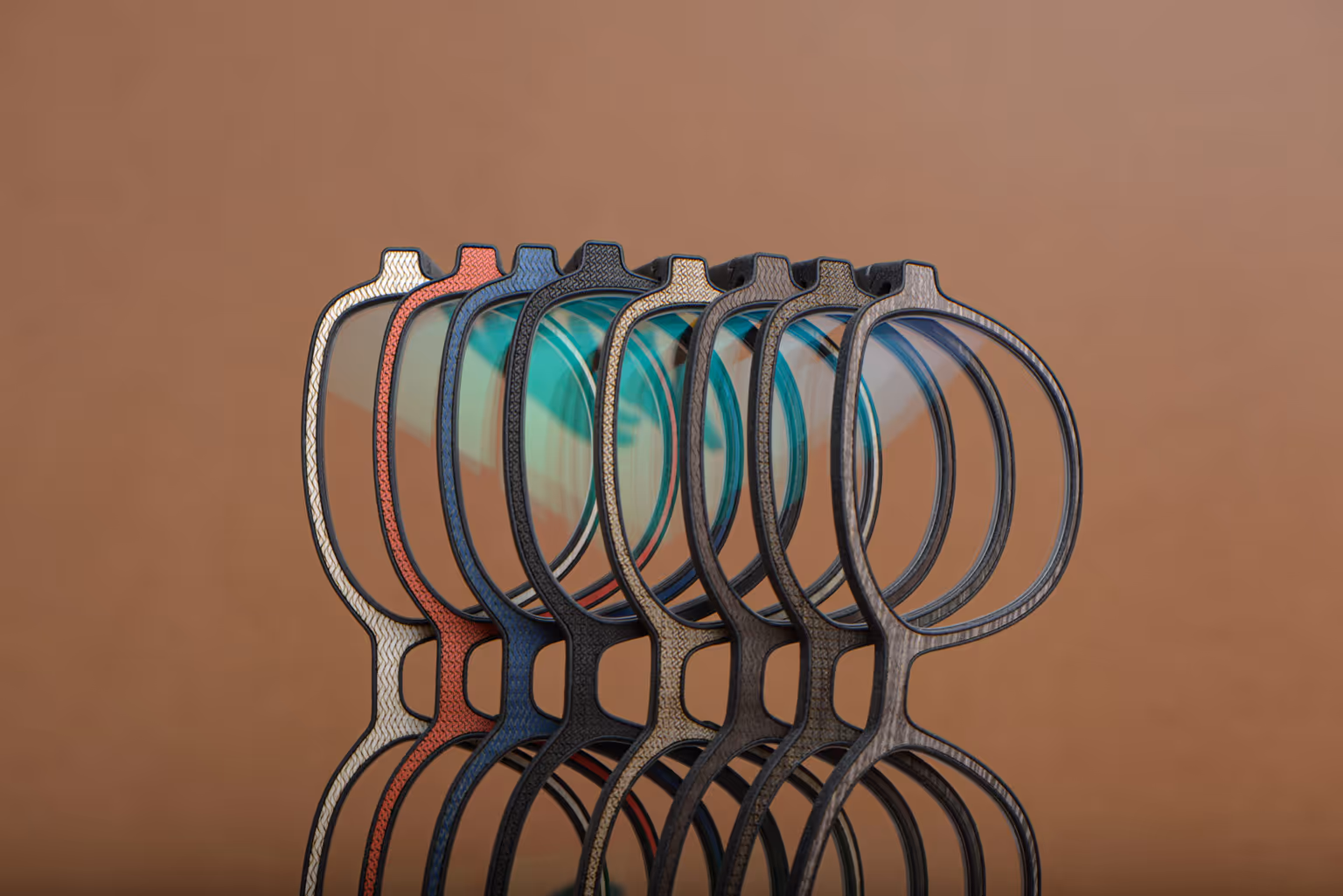 Sieben stylische Brillenrahmen in verschiedenen Farben und Mustern stehen nebeneinander auf reflektierender Oberfläche vor braunem Hintergrund.