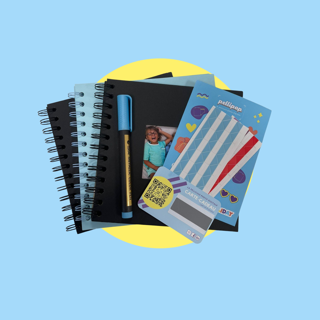 Plusieurs accessoires de la marques Pelippop sur fond bleu : carnet, stylo, stickers...