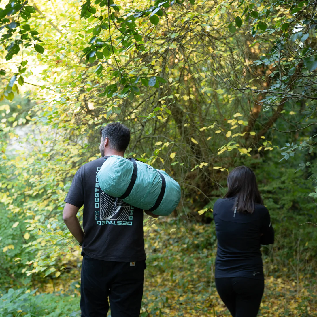 Un couple qui se ballade en forêt avec des accessoires de la marque NKI UP.