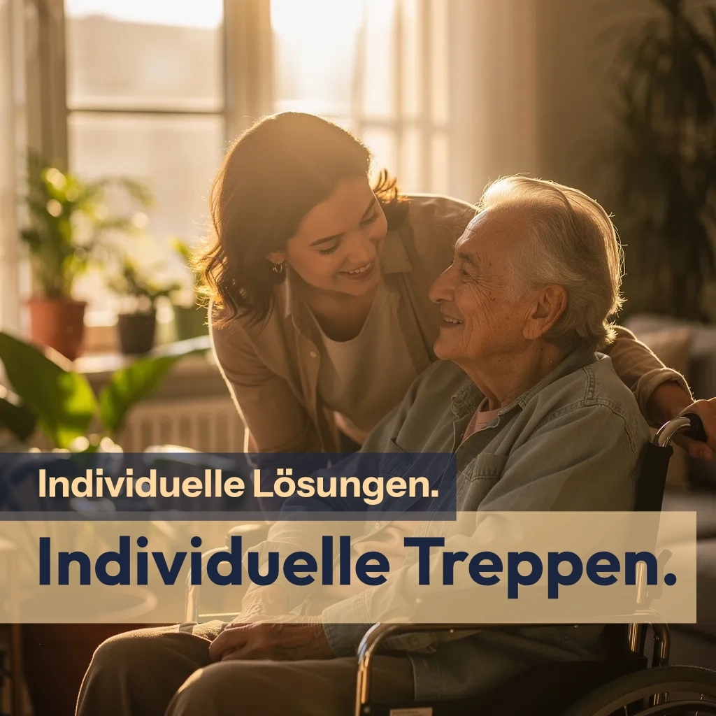 Junge Frau lächelt liebevoll einen älteren Mann im Rollstuhl in einem warm beleuchteten Raum an.