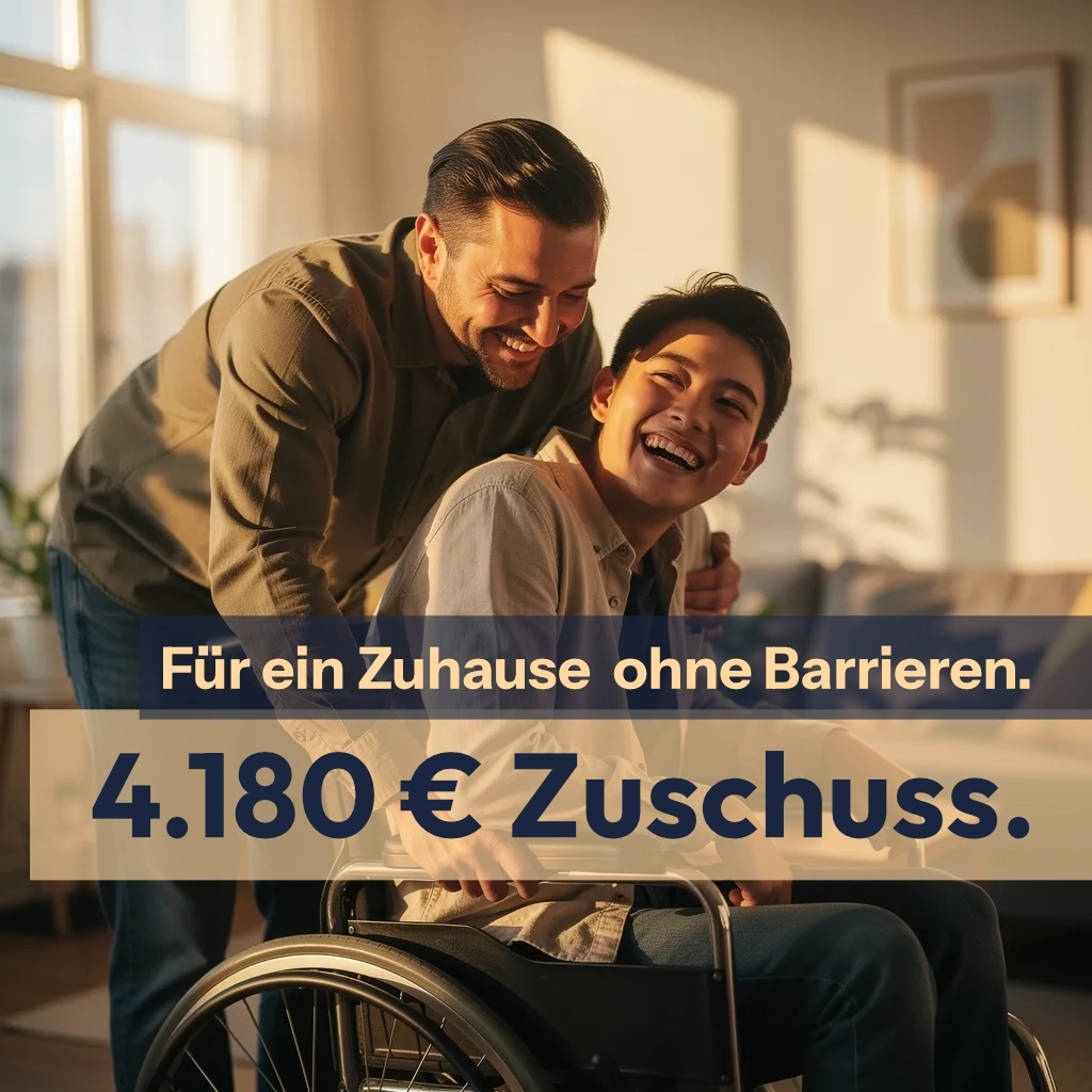 Ein lächelnder junger Mann im Rollstuhl mit einem älteren Mann, der ihn von hinten umarmt, in einem hellen Wohnzimmer.