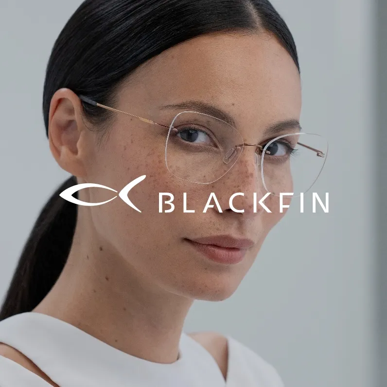 Porträt einer Frau mit langen dunklen Haaren und modischer, dünner Brille vor hellem Hintergrund, darüber das Blackfin-Logo.