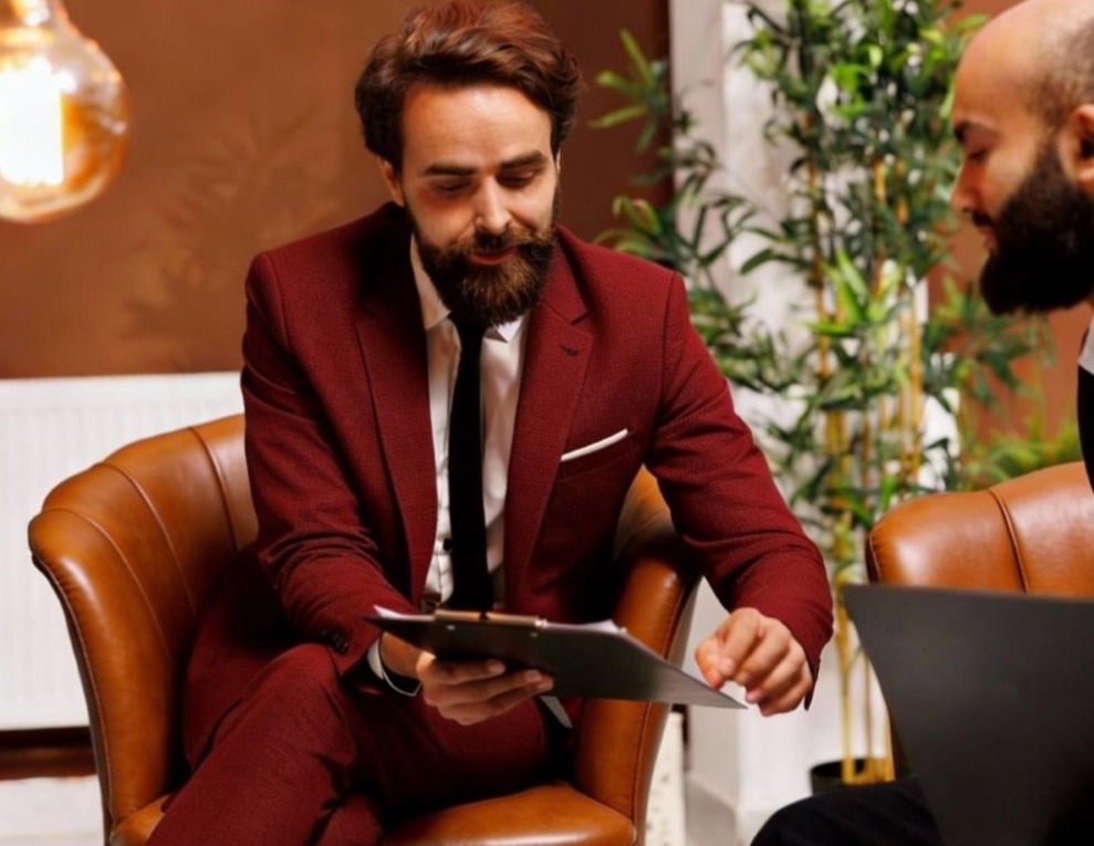 Two men sitting on a couch having a coaching chat