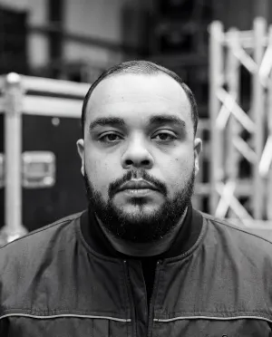 Image portrait de Mohamed Djeddi chef d'exploitation qui regarde fixement l'objectif