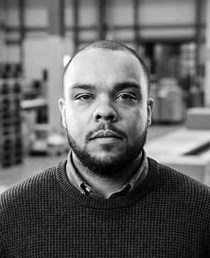 Image portrait de Mohamed Djeddi chef d'exploitation qui regarde fixement l'objectif