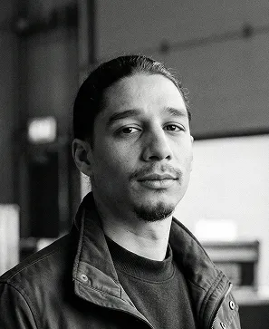 Image portrait d'Owen Gomez co-fondateur et Directeur général de STRIKE qui regarde fixement l'objectif