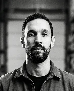 Image portrait de Mérouane Ramdane Co-fondateur et président de STRIKE qui regarde fixement l'objectif