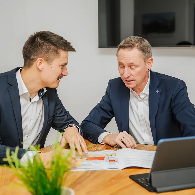 Michael Zeiher und Nicolaj Pietsch im Büro, im Gespräch.
