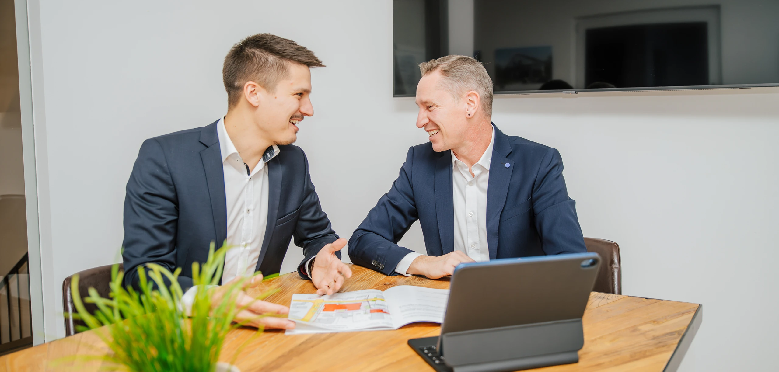 Michael Zeiher und Nicolaj Pietsch im Büro am Lachen