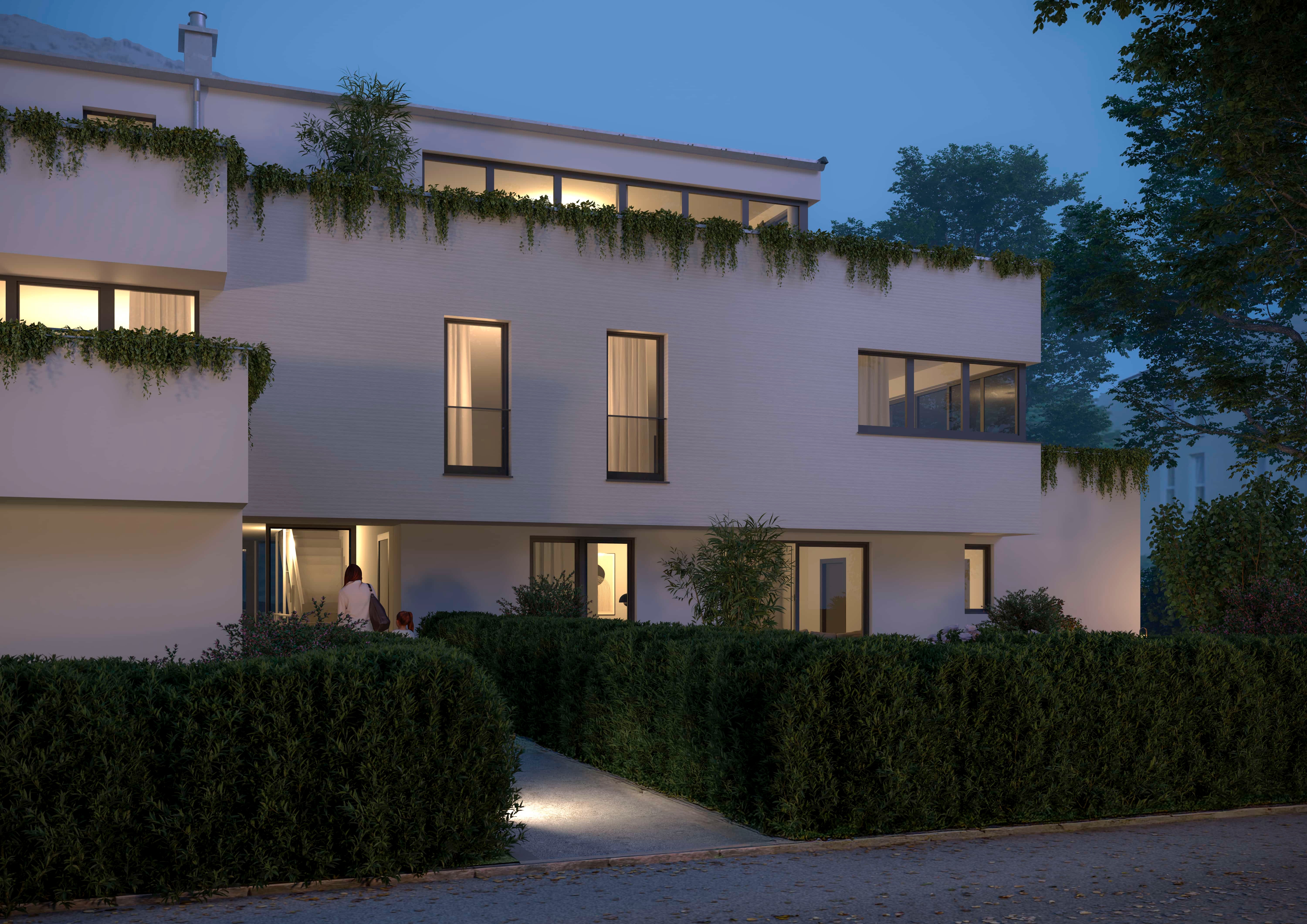 Modernes kubisches Wohnhaus in der Dämmerung mit großen Fenstern, Begrünung und gepflegten Hecken