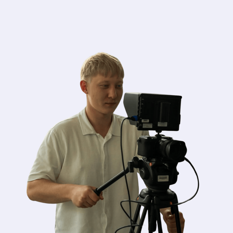 David Büttner hält Kamera.