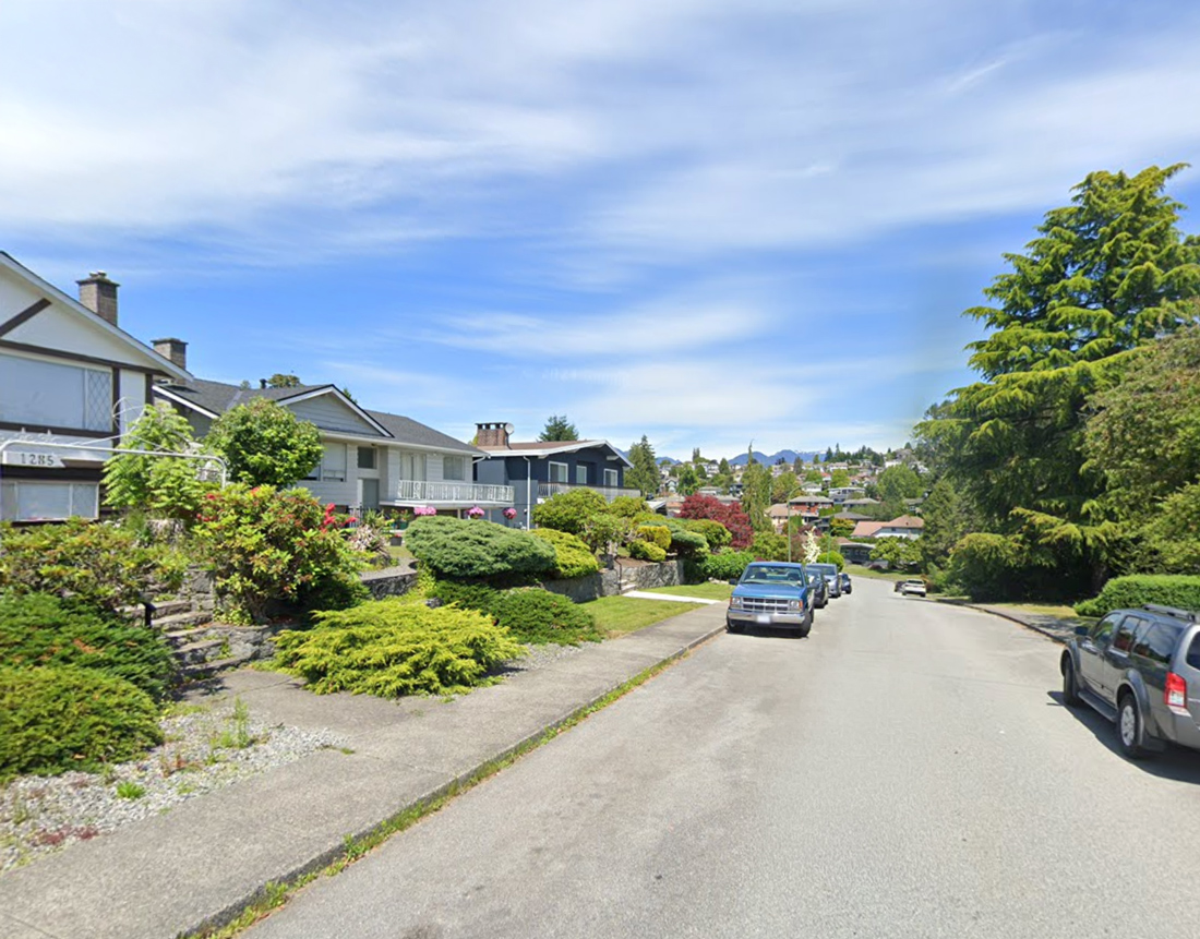 A street with cozy homes in Parkcrest, Burnaby, BC.