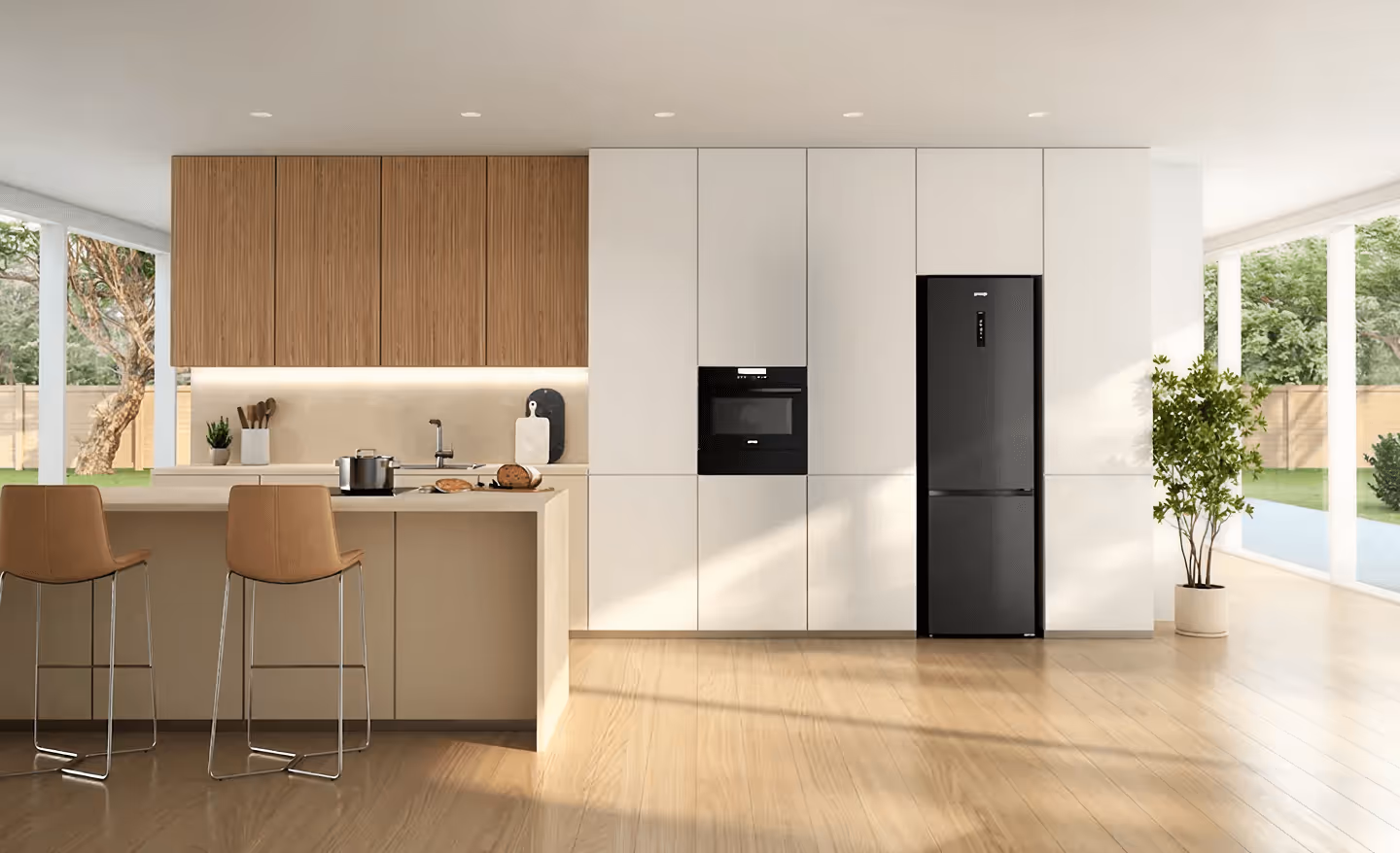 Cozinha moderna com armários brancos, forno embutido duplo, e geladeira integrada aberta mostrando alimentos organizados.