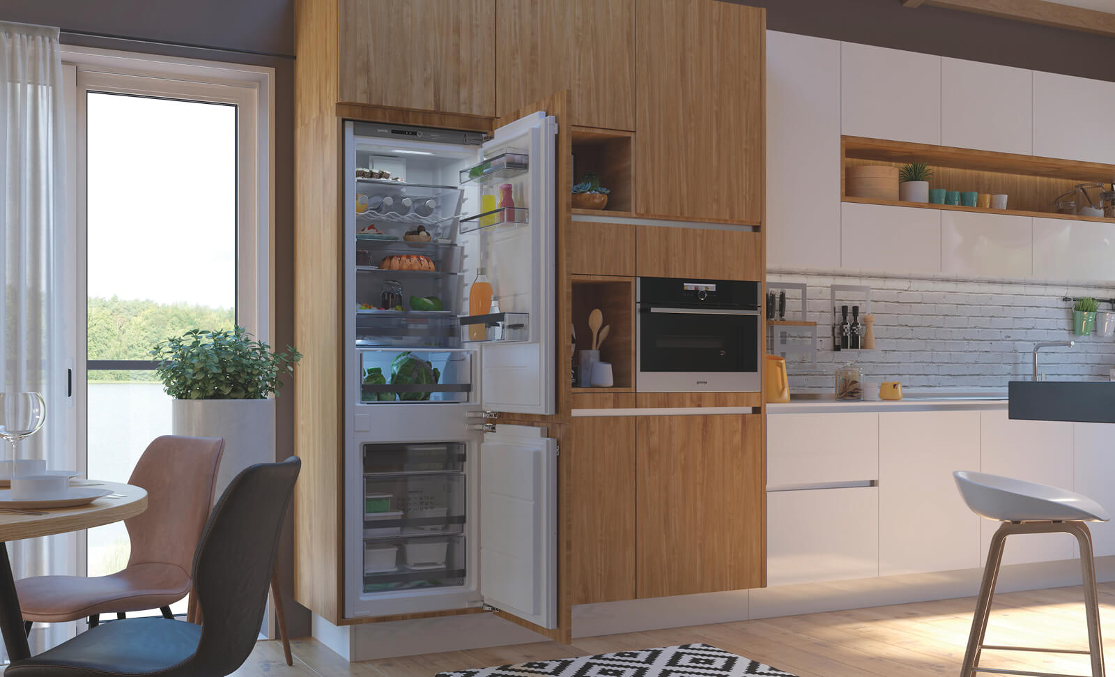Cozinha moderna com geladeira embutida de madeira com portas abertas mostrando alimentos, mesa de jantar com cadeiras e janela grande ao fundo.