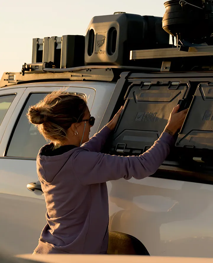 Mulher colocando caixa Dometic em uma camionete