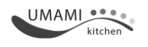 Logotipo do restaurante Umami Kitchen com uma linha curva e sete círculos em tons de cinza acima do texto.