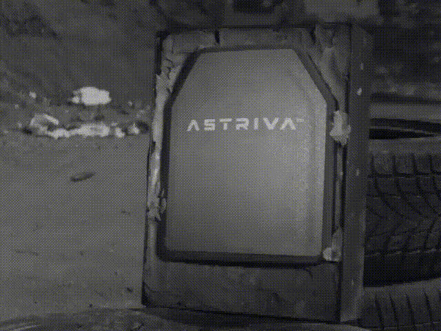 Moment uderzenia pocisku w płytę Astriva zarejestrowany kamerą szybką podczas testów dynamicznych.