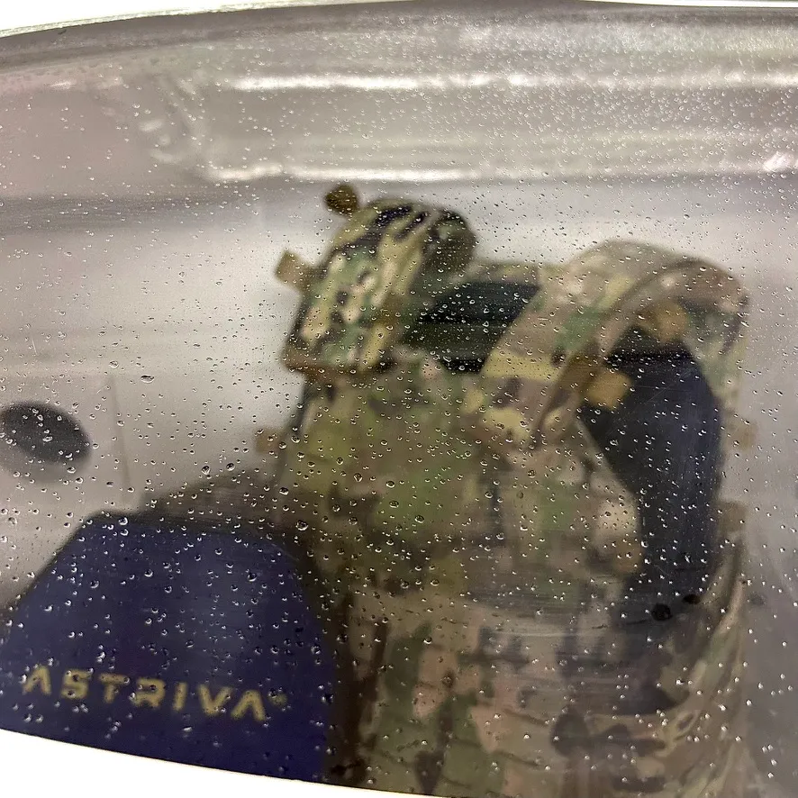 Badania starzeniowe kamizelki i wkładów Astriva przeprowadzane w komorze klimatycznej w warunkach wysokiej wilgotności.