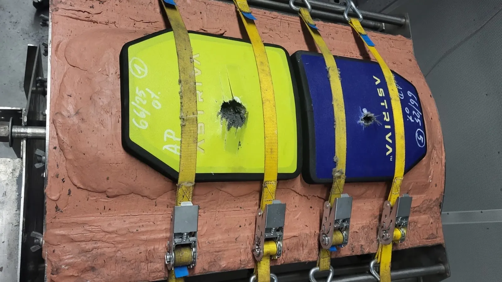 Testy wytrzymałościowe wkładów balistycznych Astriva zamontowanych na specjalistycznym stanowisku badawczym.