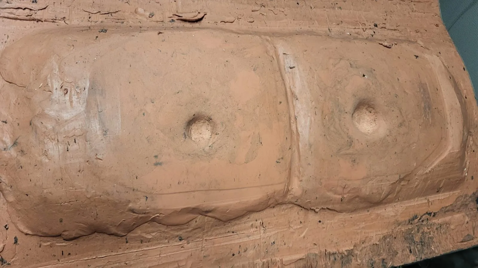 Pomiar wgłębienia w plastelinie potwierdza skuteczne przejęcie energii pocisku przez osłonę Astriva.