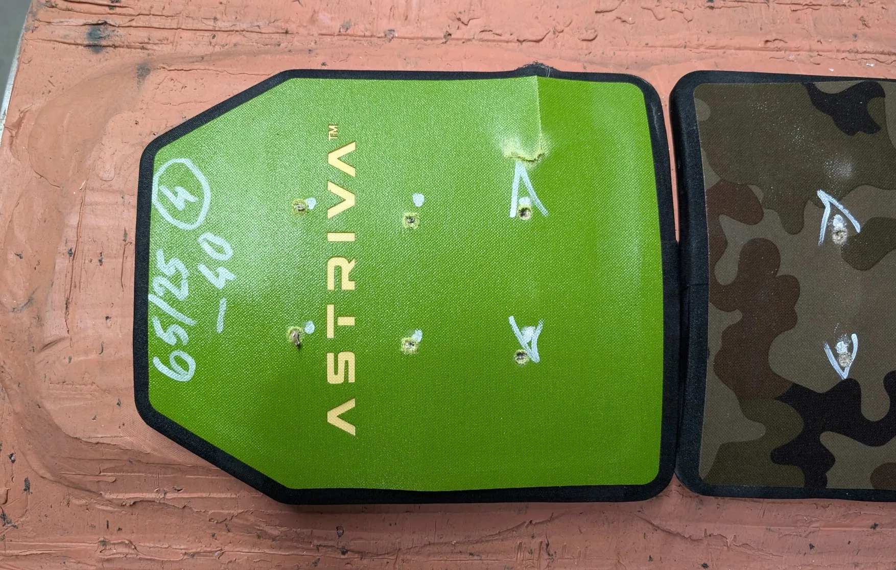 Zielony wkład balistyczny Astriva po testach ostrzału na podłożu z plasteliny badawczej.