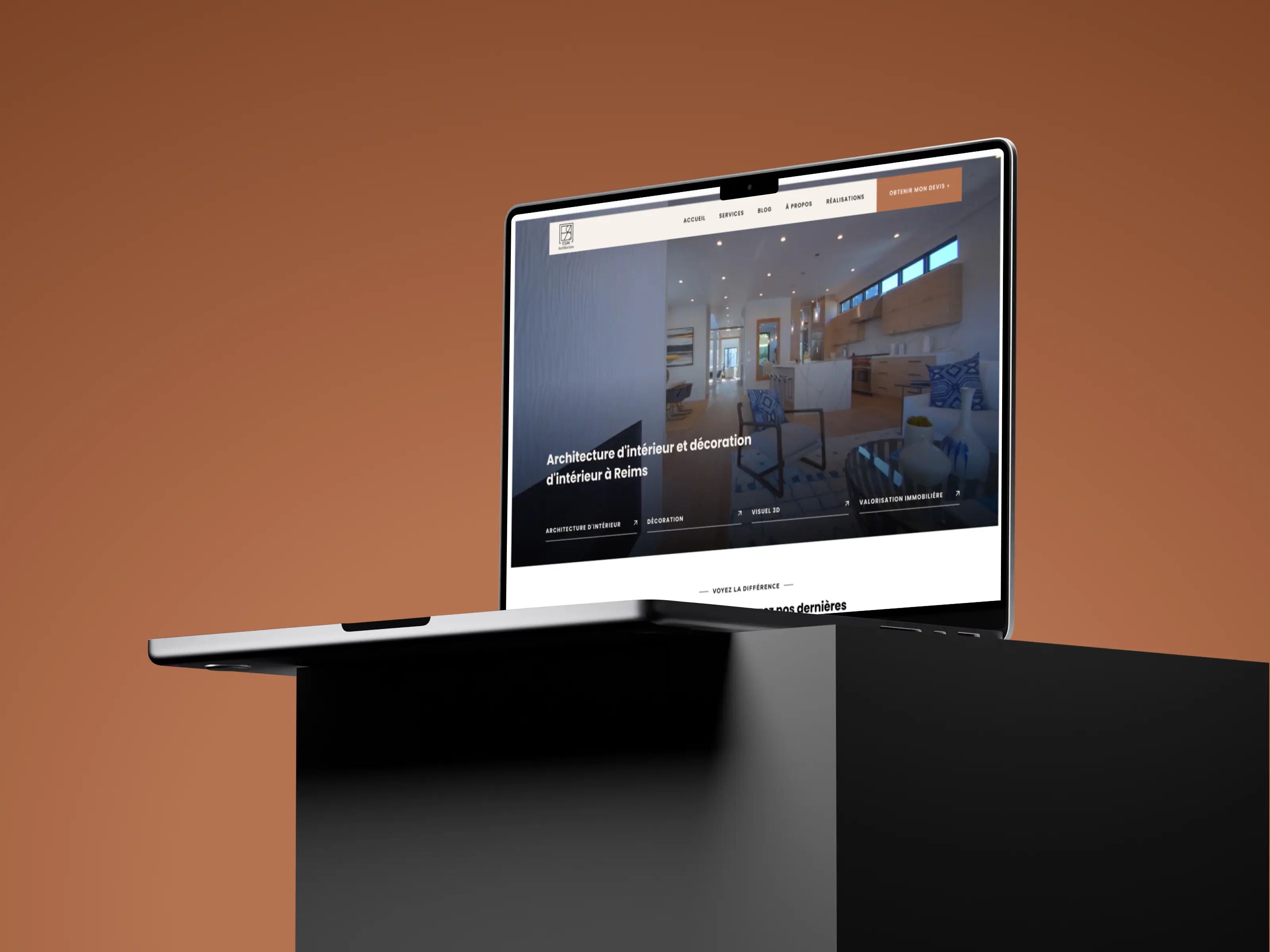 Ordinateur portable avec le site d'ESAI Architecture