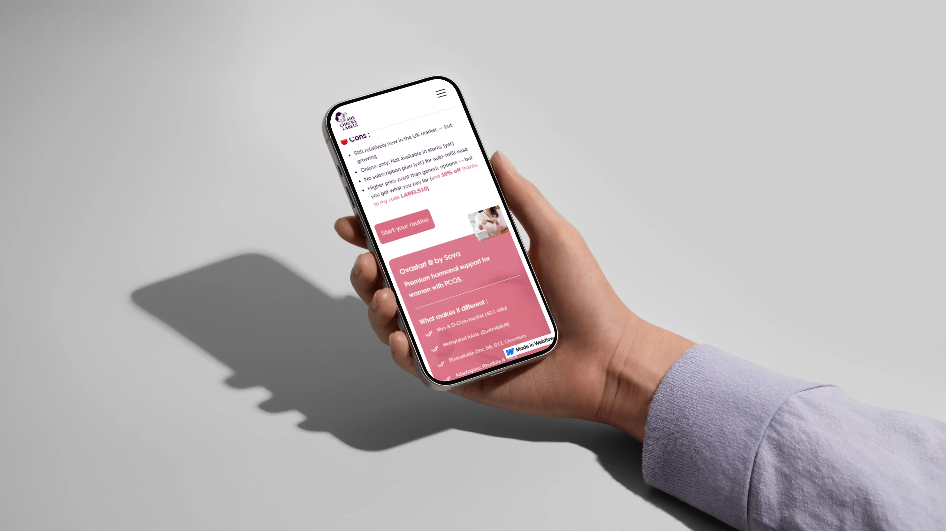 Mockup d'un iphne  tenu par une personne sur le site de "She Check Labels"