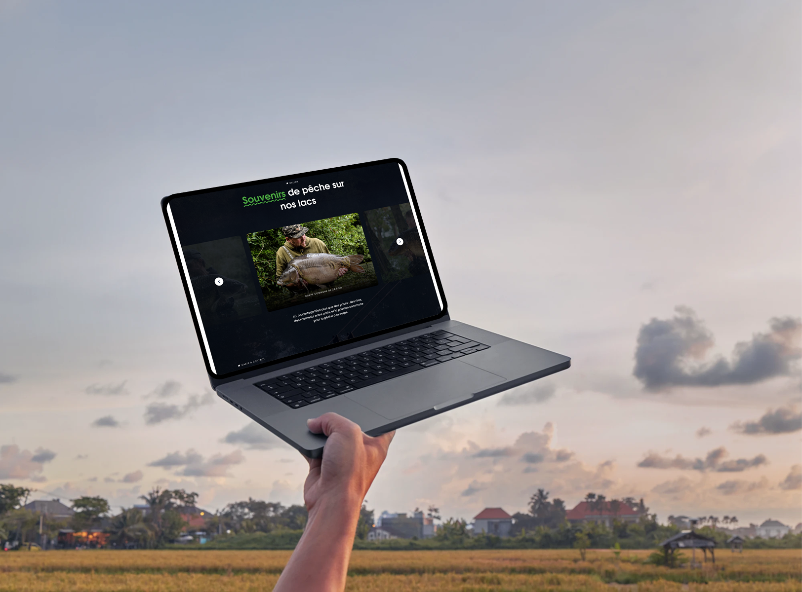 Ordinateur porter a une main dans la nature ouvert sur le site de lucky lake