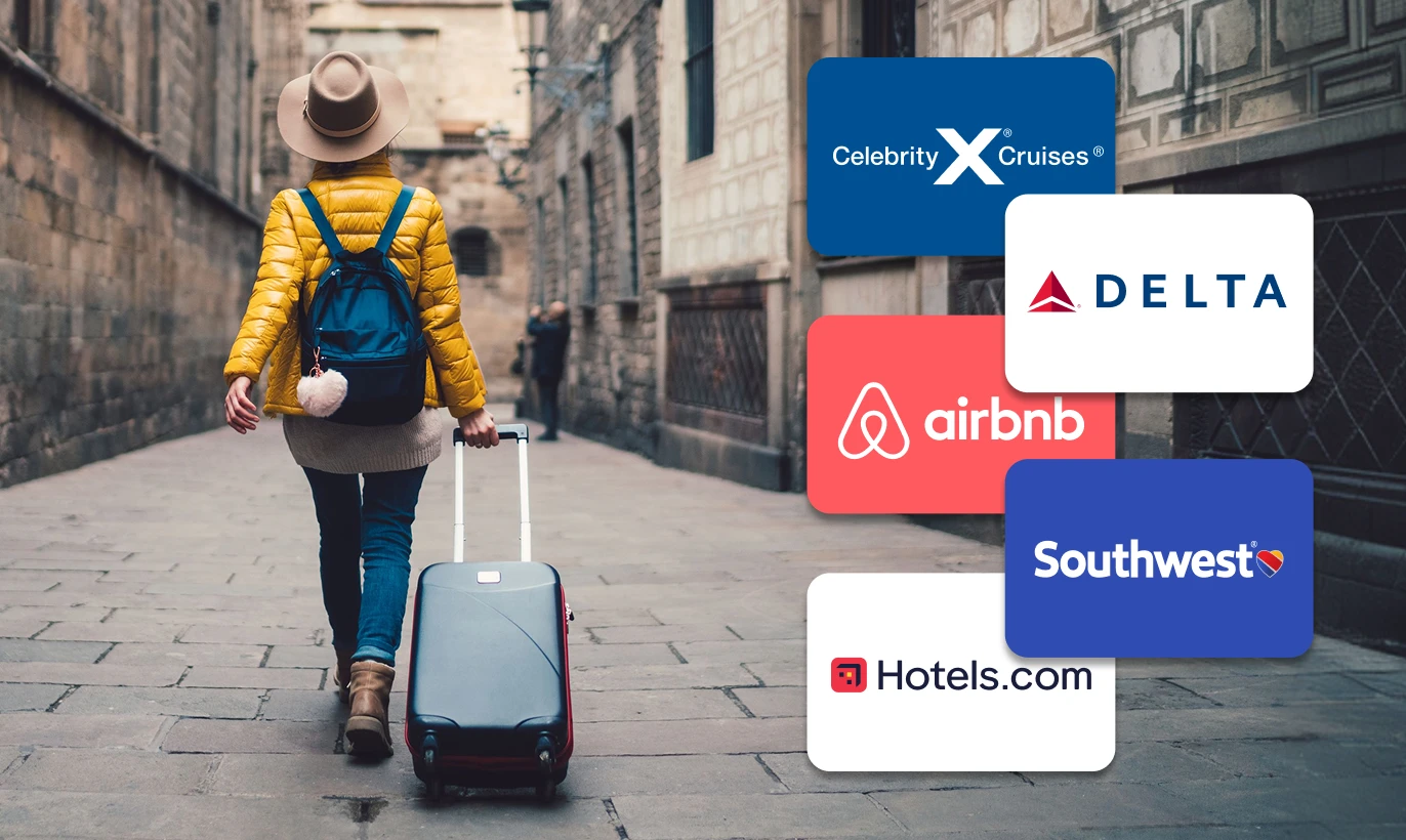 Une personne vêtue d'une veste jaune et d'un chapeau, marchant dans une rue pavée en tirant une valise, à côté d'une image promotionnelle d'un bagage à main Tumi extensible de couleur argentée.