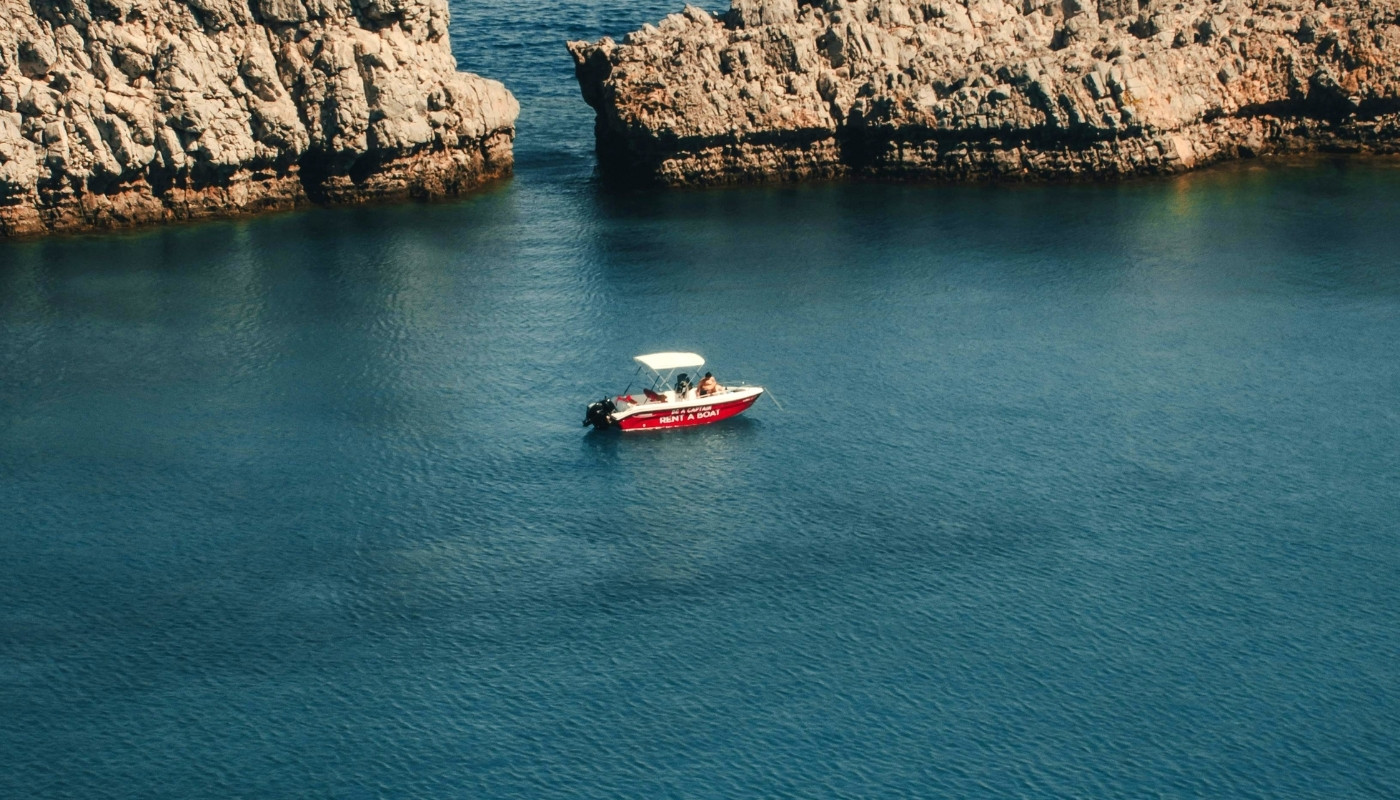 Bateau naviguant sur la mer Méditerranée au large de Saint-Tropez, face aux couchers de soleil de l’Hôtel Ventura.