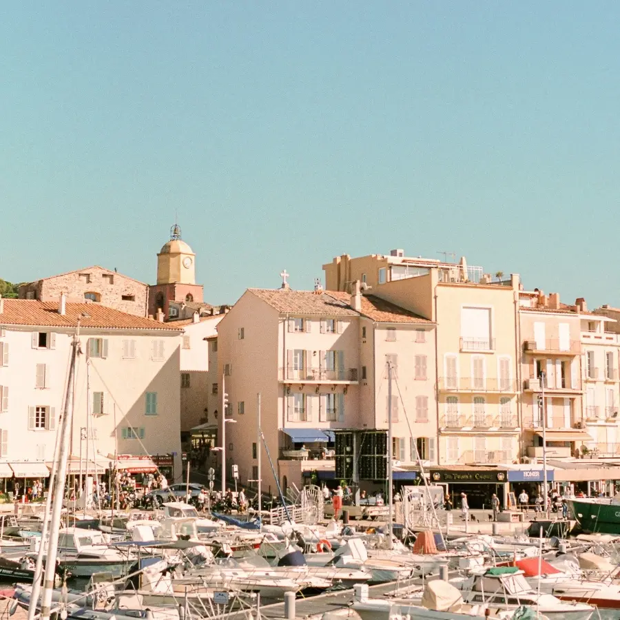 Vue sur le port de Saint-Tropez et le Vieux-Port, à quelques minutes de l’Hôtel Ventura.