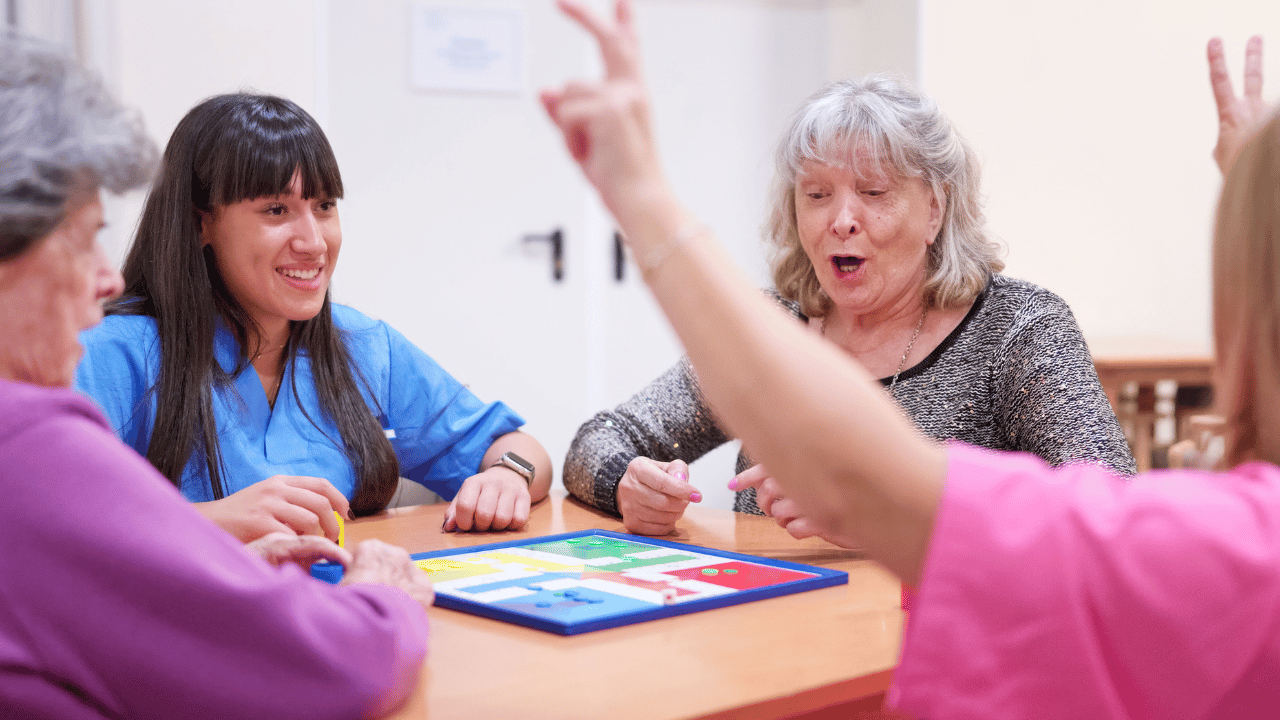 Personnes âgées jouant à un jeu de société