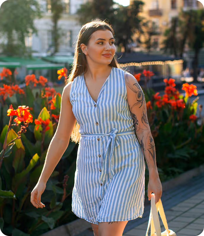 Frau mit Smartphone und ViaSlim App – medizinisches Abnehmprogramm für Frauen