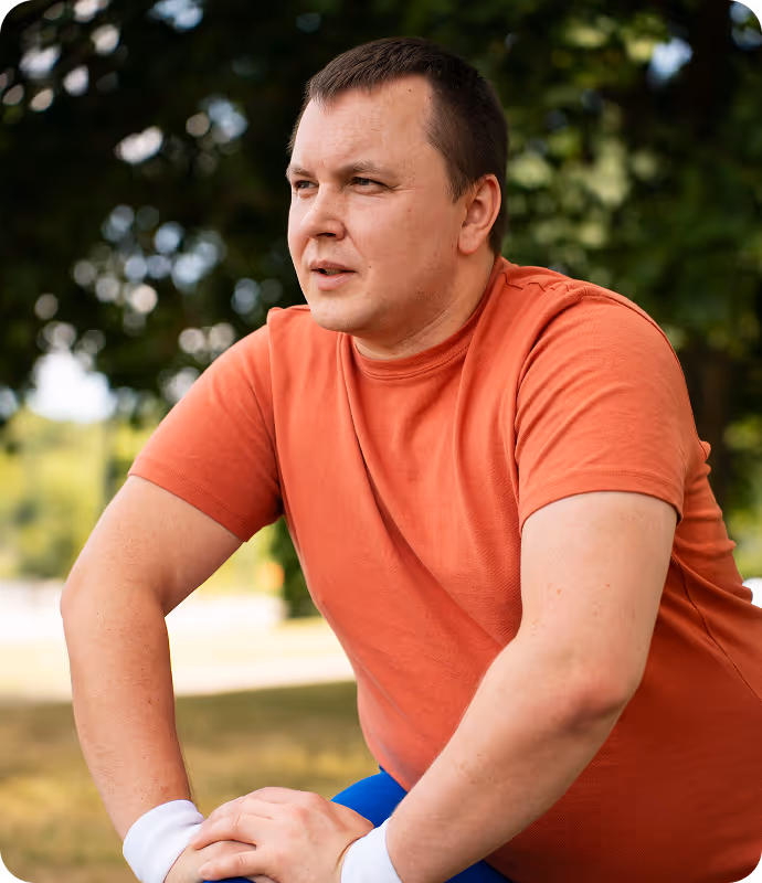 Mann mit Smartphone und ViaSlim App – medizinisches Abnehmprogramm für Männer