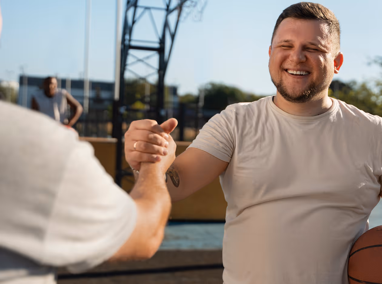 Mann nach erfolgreichem Gewichtsverlust – sichtbar weniger Bauchfett