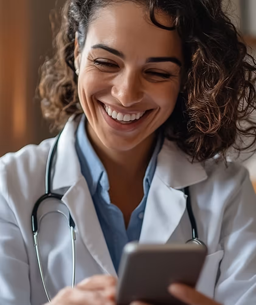 Entspannte Patientin zu Hause ohne Wartezimmer dank digitaler Betreuung