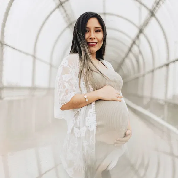 Donna incinta che si rilassa al parco | NIPT by GenePlanet