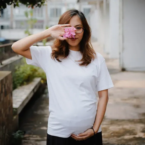 Kobieta w białej bluzce w ciąży | Nifty Pro