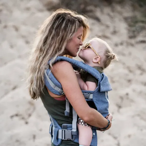 Kobieta przytula dziecko | Nifty Pro Test