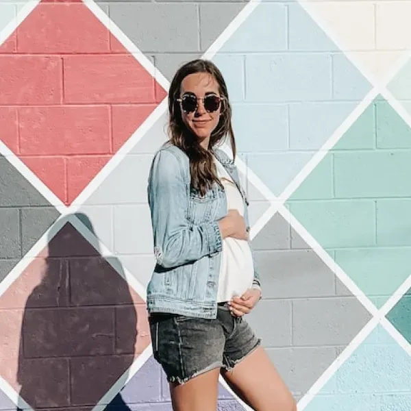 Donna incinta con sfondo naturale | NIPT by GenePlanet