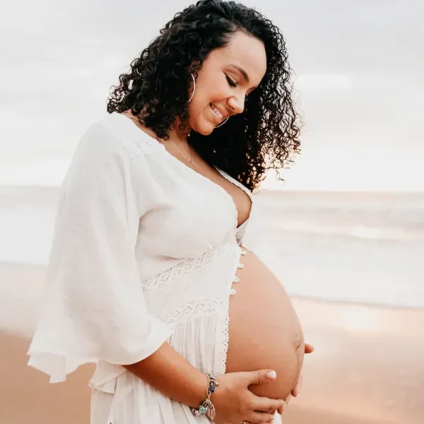 Donna incinta che guarda il cielo | NIPT by GenePlanet