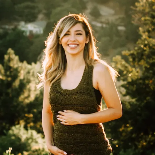 Donna abbraccia la pancia incinta | NIPT by GenePlanet