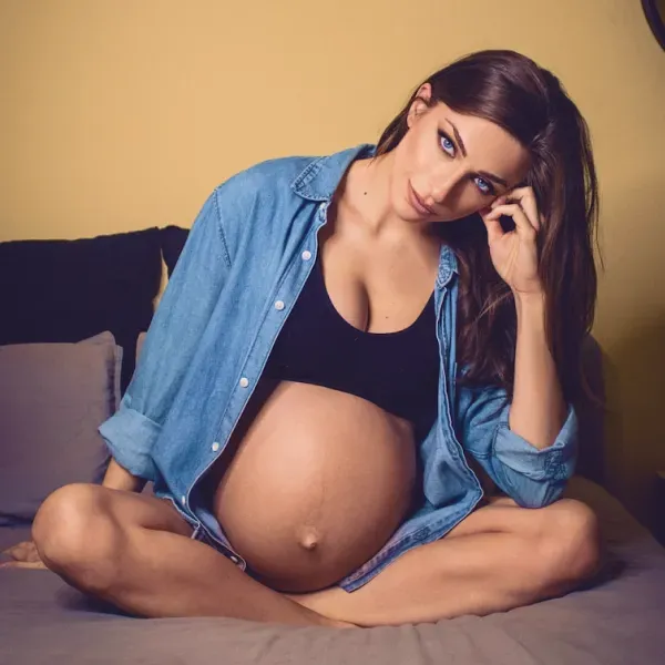 Donna serena con mani sulla pancia | NIPT by GenePlanet