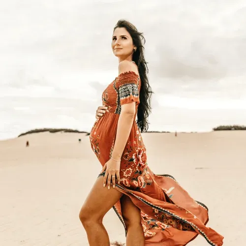 Donna che tiene la pancia incinta | NIPT by GenePlanet