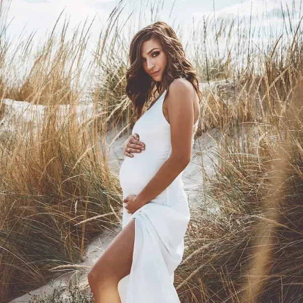 Donna incinta cammina in natura | NIPT by GenePlanet