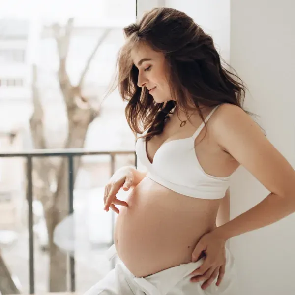 Profilo di donna incinta in natura | NIPT by GenePlanet